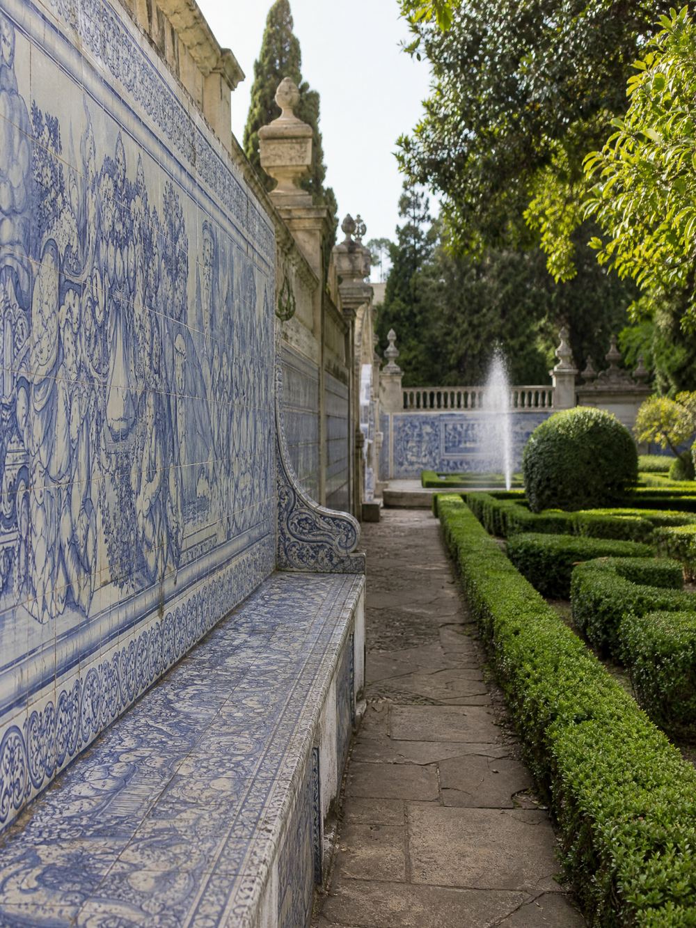 Banco de jardín de azulejos que conduce a una fuente, jardines del Palacio Fronteira