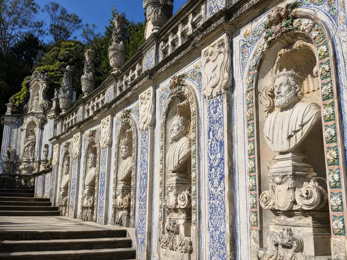 Galería de los Reyes con bustos en nichos de azulejos, Palacio Fronteira