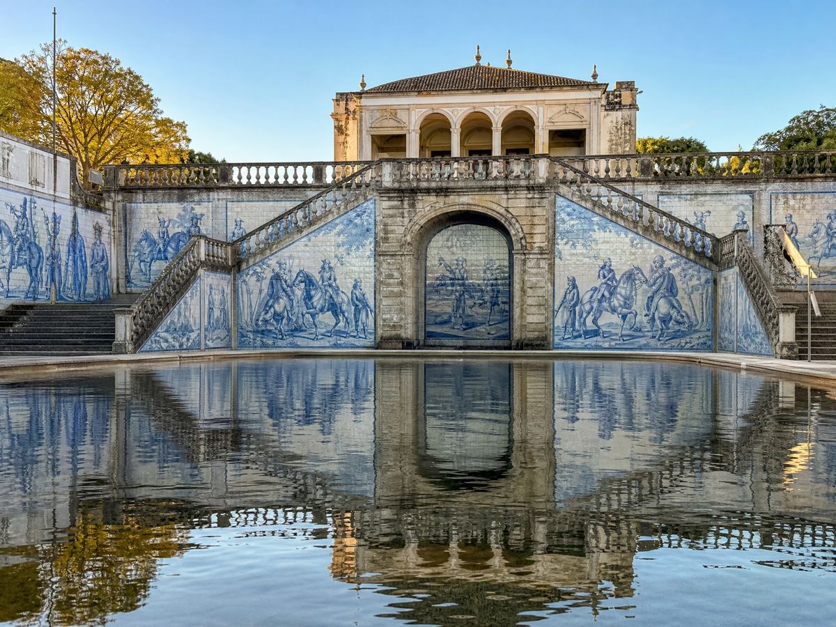 Estanque de los Caballeros reflejando paneles de azulejos de jinetes, Palacio Fronteira