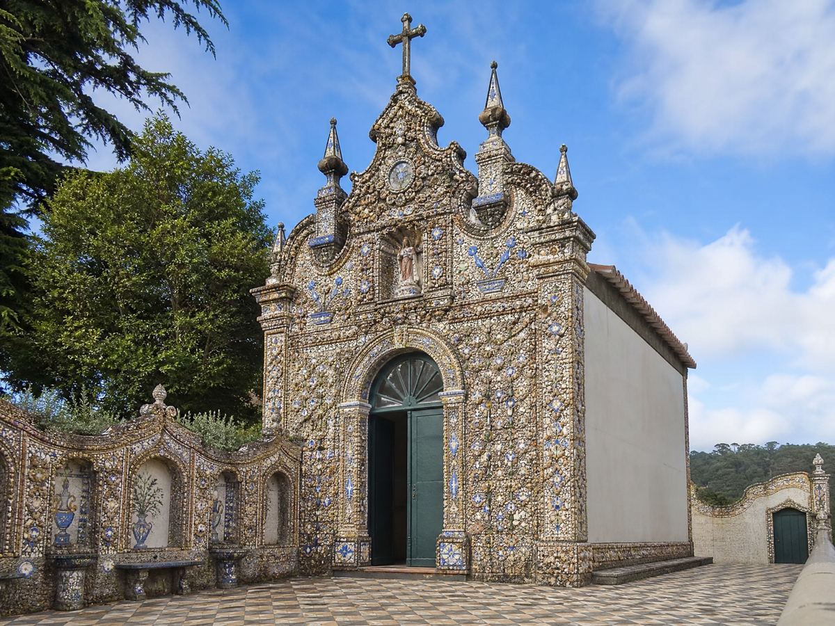 Fachada de la capilla incrustada con conchas, porcelana y vidrio, Palacio Fronteira