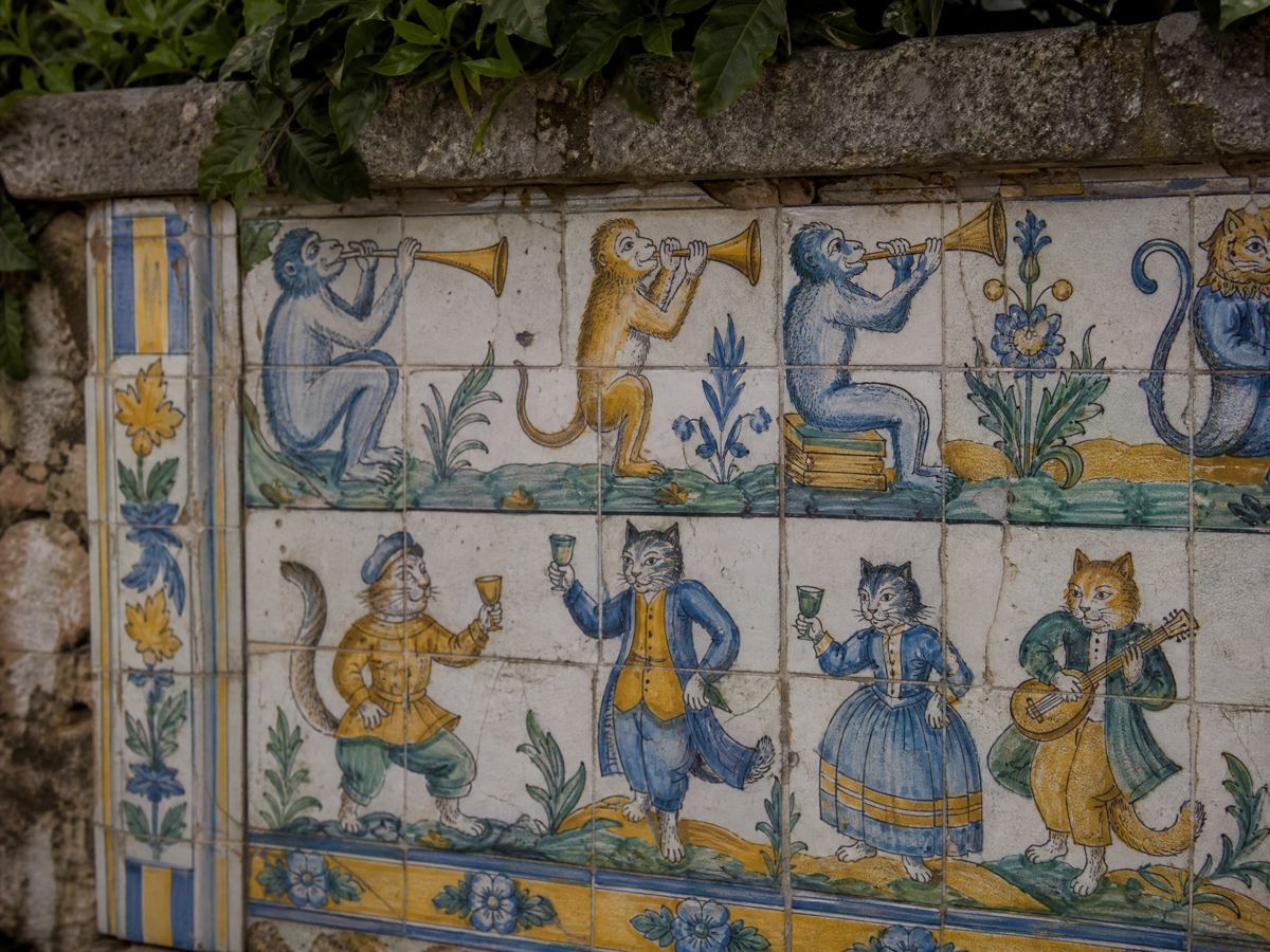 Azulejos de monos tocando trompetas y gatos disfrazados, Palacio Fronteira