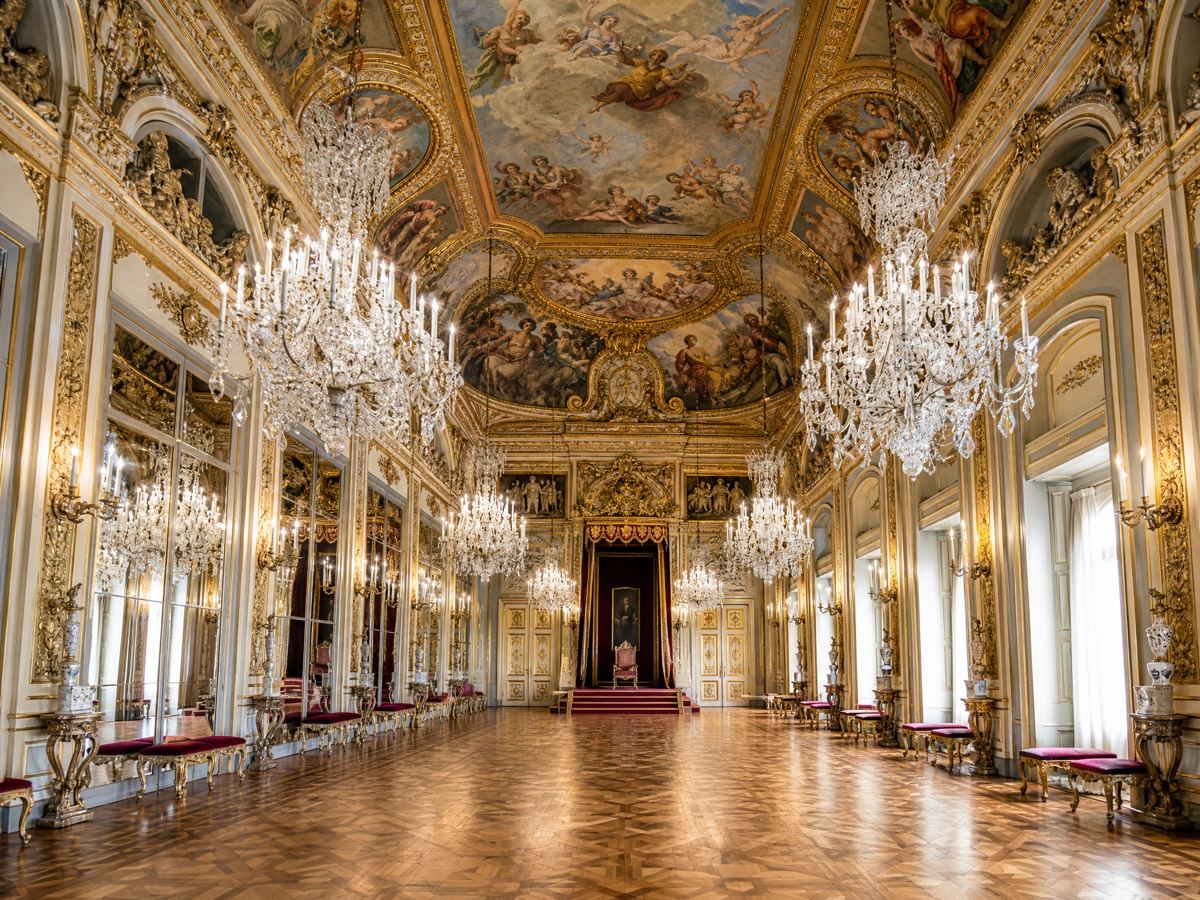 Salón de baile dorado con arañas de cristal en el Palacio Nacional de Ajuda