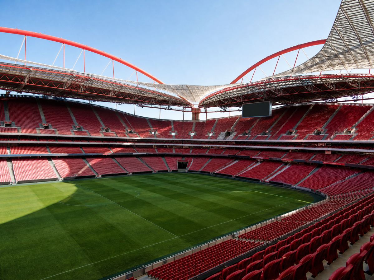 Interior del Estádio da Luz con asientos rojos