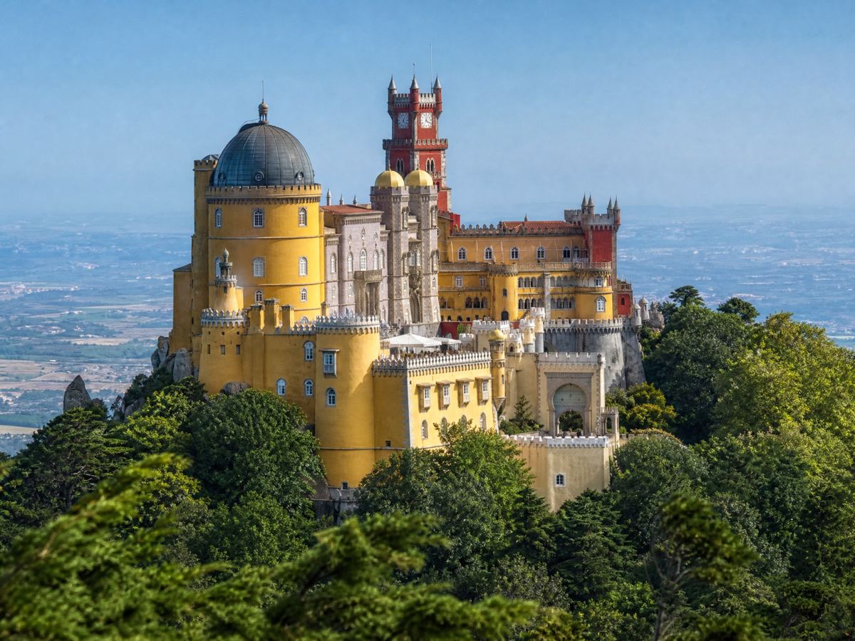 Palacio da Pena en su colina en Sintra